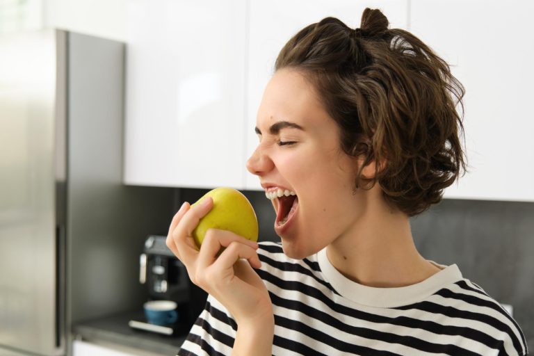 woman eating apple